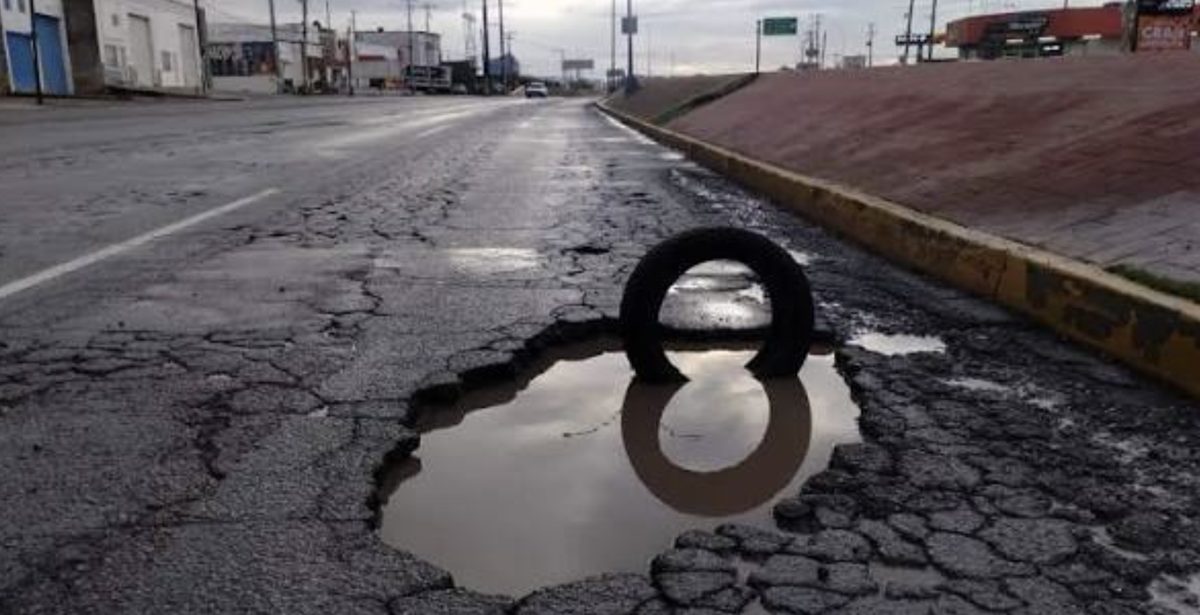 Bache con agua en la calzada, Av. Los Carrera